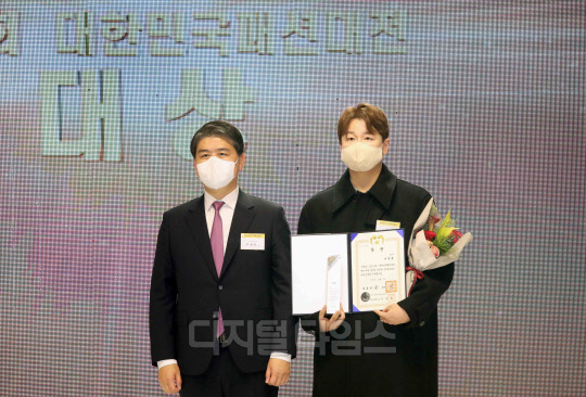 K패션오디션 대통령상을 수상한 리이 이준복(오른쪽) 대표와 주영준 산업통상자원부 실장. <사진제공=한국패션산업협회>